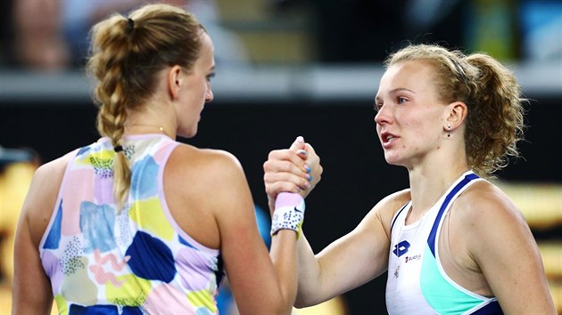Kateřina Siniaková (vpravo) gratuluje po prohraném 1. kole Australian Open Petře Kvitové.