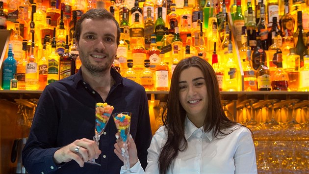 Alkoholit medvdci firmy Osito & Co. a jeden z monch zpsob jejich konzumace ve sklenicch pedvdj v baru v Bilbau zakladatel start-upu Julen Justa a Tamara Gigolashvilov. (27. ledna 2012)