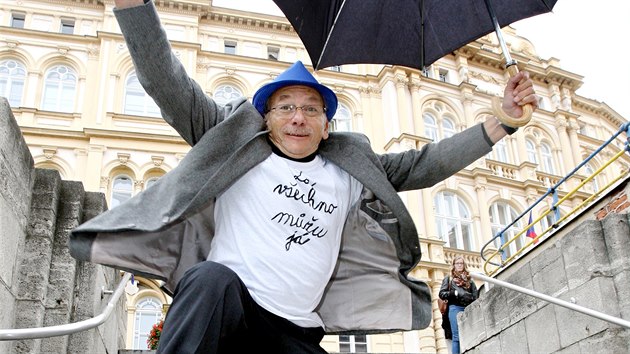Teplický primátor Jaroslav Kubera pózuje před radnicí ve svém oblíbeném triku s nápisem Za všechno můžu já. (8. října 2014)