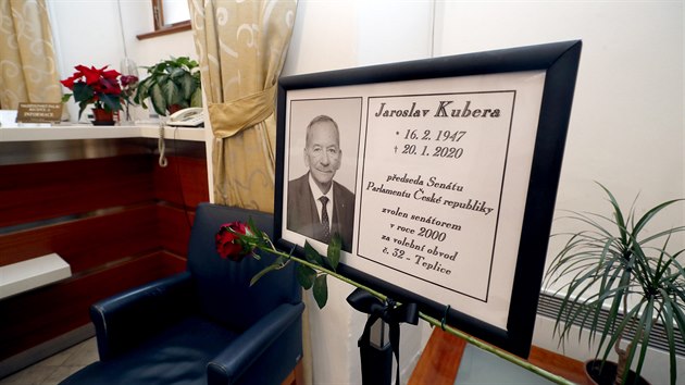 Nvtvnci budovy Sentu mohou nechat vzkaz v kondolenn knize za zesnulho Jaroslava Kuberu. (20. ledna 2020)