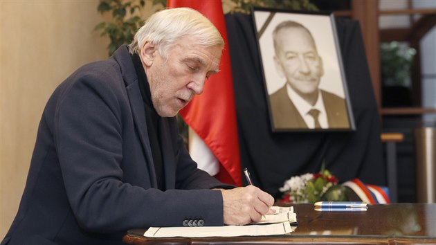 První místopředseda Senátu Jiří Růžička se podepisuje do kondolenční knihy za zesnulého Jaroslava Kuberu. (20. ledna 2020)