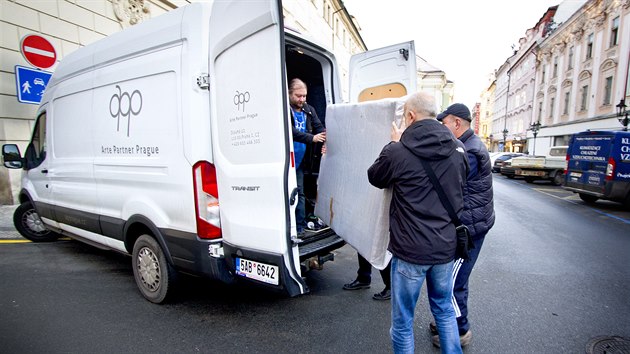 Peliv zabalen obraz Praha - Pohled z kovnickho kltera od male Oskara Kokoschky je pipraven k pevozu do vdeskho Leopoldova Musea, kam ho k dlouhodob zpjce poskytl jeho nov majitel. Tm je esk miliard a sbratel umn.