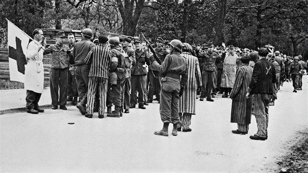 Ameriany zajat dozorci nacistickho koncentranho tbora Dachau. st z nic byla t den na mst zastelena. (29. dubna 1945)