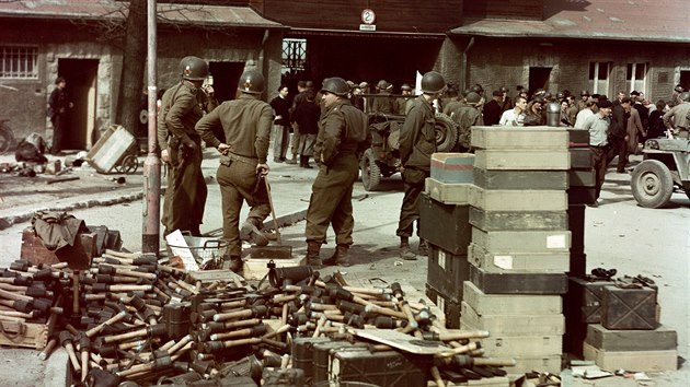 Amerit vojci ped hlavn branou osvobozenho koncentranho tbora Buchenwald. (11. dubna 1945)