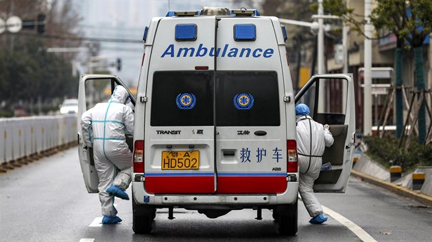 Zdravotníci ve městě Wu-chan, hlavním městě čínské provincie Chu-pej, které je odříznuté od zbytku světa. Čínská vláda tak reaguje na prudký nárůst počtu nakažených koronavirem. (26. ledna 2020)