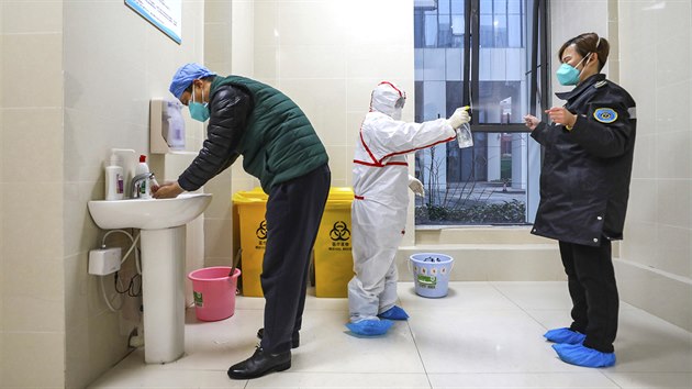 Zdravotníci ve městě Wu-chan, hlavním městě čínské provincie Chu-pej, které je odříznuté od zbytku světa. Čínská vláda tak reaguje na prudký nárůst počtu nakažených koronavirem. (26. ledna 2020)