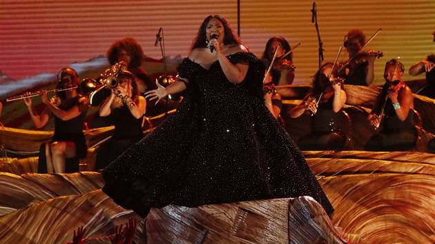 Zpvaka Lizzo otevr slavnostn ceremonil pedvn cen Grammy 2020.