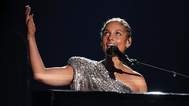 Slovem, ale i zpvem a hrou na piano veerem provzela Alicia Keys. (Grammy 2020)