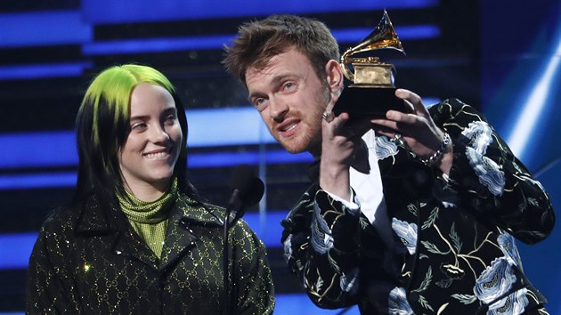 Billie Eilish a jej bratr Finneas pebraj Grammy za skladbu roku Bad Guy