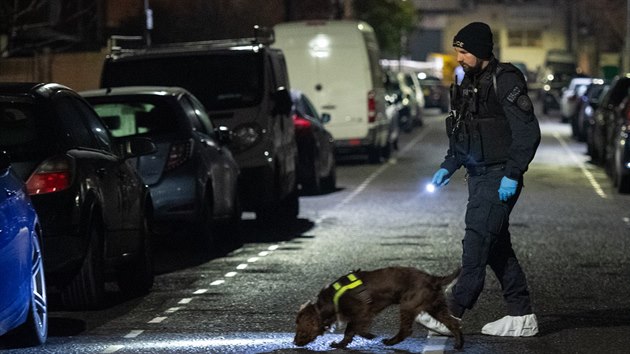 V noci na pondl byli na vchod Londna ubodni ti mui. Dva mui byli zadreni. Policie uvedla, e vyluuje terorismus a e pedpokld, e lo o spor uvnit sikhsk komunity. (20. ledna 2020)