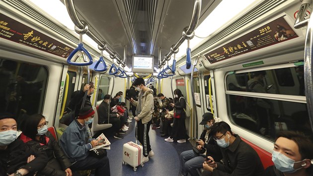 Cestujc v hongkongskm metru se chrn proti koronaviru. Hongkongsk sprvkyn Carrie Lamov v ter oznmila, e od 30. ledna kvli obavm z en koronaviru dojde k peruen dopravy mezi Hongkongem a pevninskou nou. (29. ledna 2020)