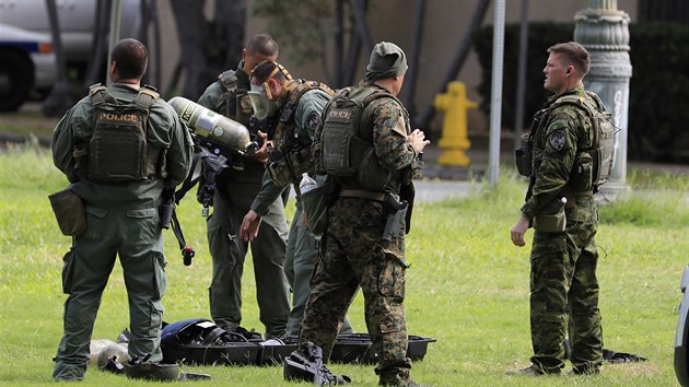 Mu� p�vodem z �eska na Havaji pobodal �enu a zast�elil dva zasahuj�c� policisty. D�m, v n�m� se incident stal, n�sledn� zachv�til po��r, kter� se roz���il do sousedstv�. (19. ledna 2020)