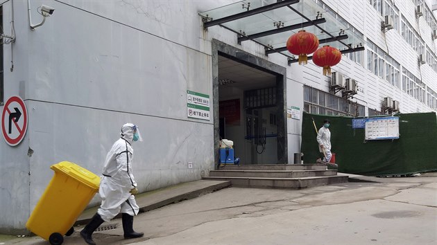 Kvůli šíření koronaviru v Číně panují přísná hygienická opatření. Snímek pochází z nemocnice v provincii Chu-pej.
