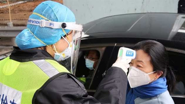 Kvůli šíření koronaviru v Číně panují přísná hygienická opatření. Snímek pochází z města Sien-ning v provincii Chu-pej. (24. ledna 2020)