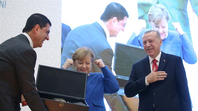 Tureck prezident Recep Tayyip Erdogan se v Istanbulu seel s nmeckou kanclkou Angelou Merkelovou. Daroval j zrcadlo a helmu. (24. ledna 2020)