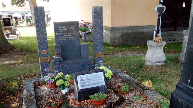 Karel Hjek i jeho manelka Slvka Prochzkov jsou pochovni ve Stri nad Nerkou.
.