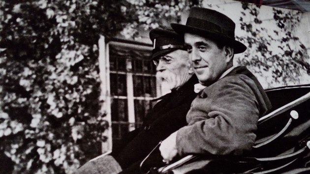 Karel Hjek vyfotografoval v Lnech prezidenta T. G. Masaryka se synem Janem.