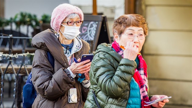 Pro turisty z Asie je �esk� Krumlov obl�benou destinac�. N�kte�� ho proch�zej� s rou�kou na obli�eji. Nyn� �ada ���an� sv� pobyty ru��.