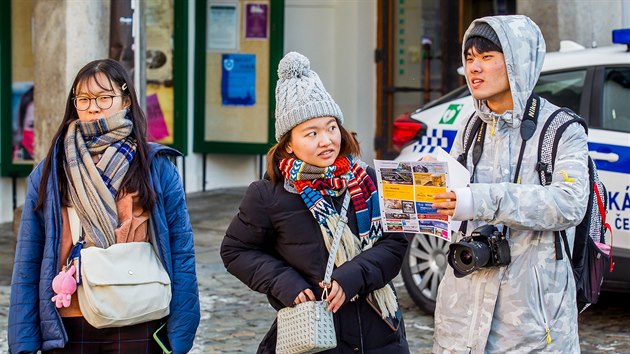 esk Krumlov je oblbenm clem turist z Asie.