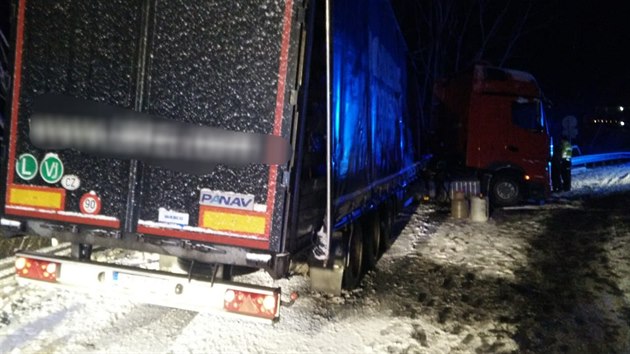 Kamion havaroval na zasnen vozovce u Soln Lhoty za Vimperkem smrem na Strn.