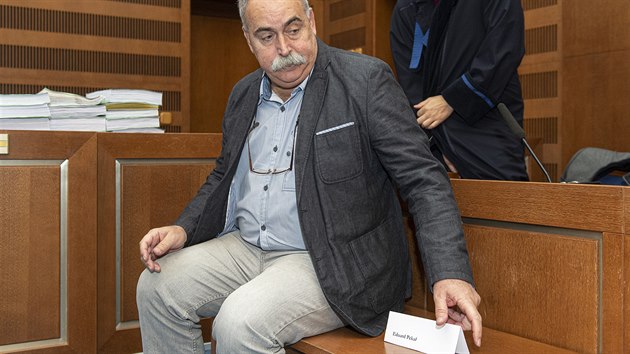 Obalovan Eduard Peka u Krajskho soudu v Hradci Krlov, kter projednv ppad dajnch rozshlch podvod s razovm pojitnm. (28. ledna 2020)