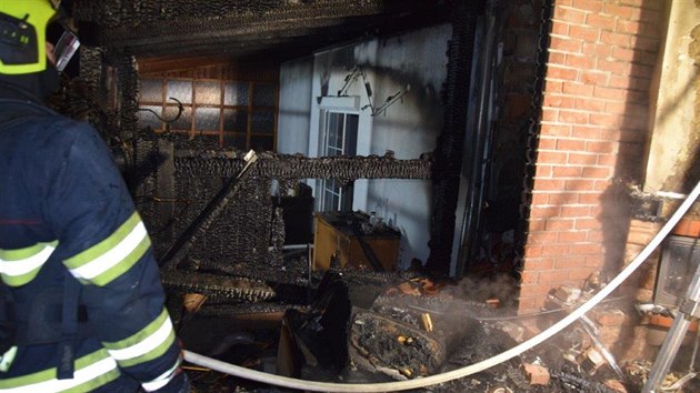 Požár od žhavého popela poničil dva řadové domy v Osnici u Prahy. (27. ledna 2020)