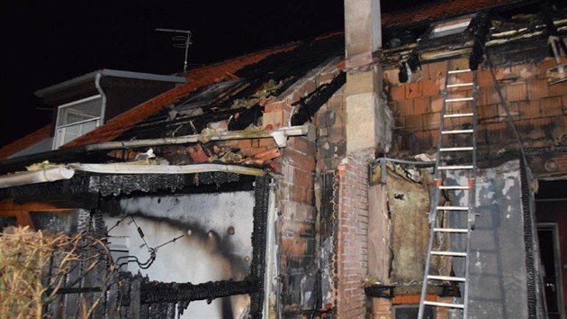 Požár od žhavého popela poničil dva řadové domy v Osnici u Prahy. (27. ledna 2020)