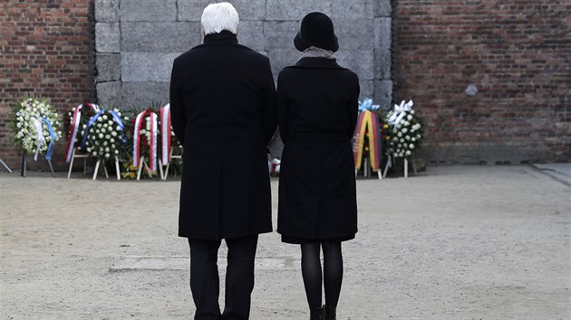 Nmeck prezident Frank-Walter Steinmeier a jeho manelka Elke Beudenbenderov v koncentranm tboe Osvtim. (27. ledna 2020)