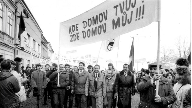 Před třiceti lety v úterý 23. ledna 1990 prošla Vysokým Mýtem velká demonstrace za účasti stovek lidí, kteří požadovali odchod sovětské posádky.