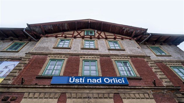 Výpravní budova v Ústí nad Orlicí je dokladem nádražní architektury na konci 19. století.