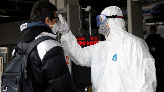 V Pekingu kontroluj cestujc ped vstupem do metra. Kontroluj monost vskytu koronaviru. (27. ledna 2020)