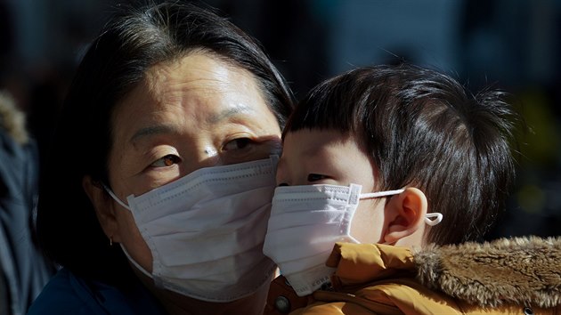 Matka se synem v Hongkongu nosí preventivně ochrannou roušku, bojí se šíření koronaviru.(27. ledna 2020)