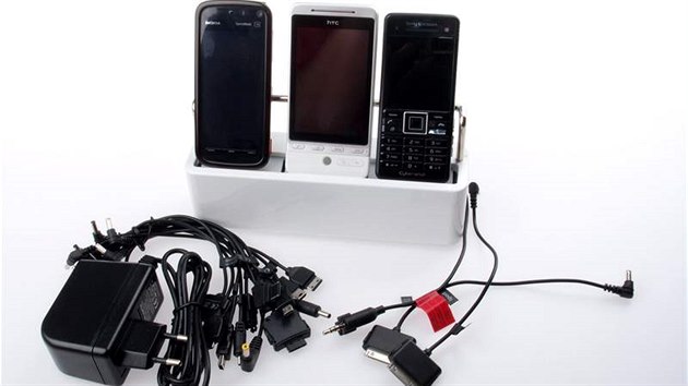 MayMax Family Charger - Stylov� stoln� nab�je�ka uspokoj� v�echny, kte�� si necht�j� sv�j ob�vac� pokoj hyzdit kabely. Nav�c um� nab�jet a� t�i za��zen� sou�asn�.