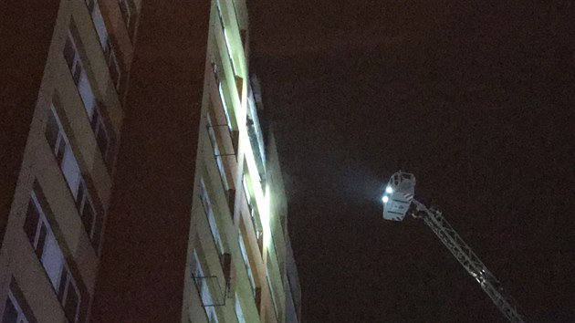 Při požáru panelového domu v Kladně v noci zemřel jeden člověk (25. ledna 2020).