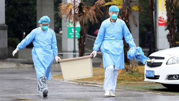 Zdravotnci odn kontaminovan materil z nemocnice ve Wu-chanu, kde se l pacienti s novou formou koronaviru. (10. ledna 2020)
