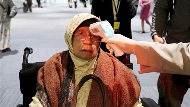 Teplotn screening cestujcch na mezinrodnm letiti v indonskm Tangerangu. (22. ledna 2020)