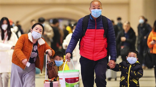 Cestujc na uzavenm ndra ve mste Wu-chan. kter je od tvrtka v karantn. nsk vlda tak reaguje na prudk vzestup potu nakaench koronavirem.
(21. ledna 2020)