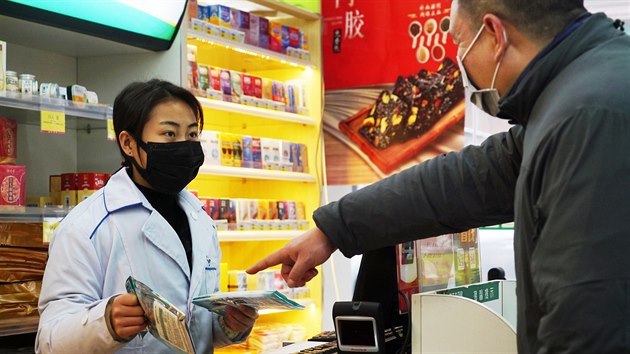 Lkrnice v mst Wu-chan prodv respiran rouky. Kvli zven poptvce se vydvaly v omezenm mnostv jedn masky na osobu. (22. ledna 2020)