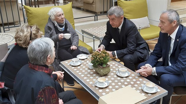 Premir Andrej Babi a esk velvyslanec v Izraeli Martin Stropnick se setkali v Jeruzalm se temi enami, kter pochzej z rodin ijcch ped vlkou v eskoslovensku a peily holokaust. (23. ledna 2020)