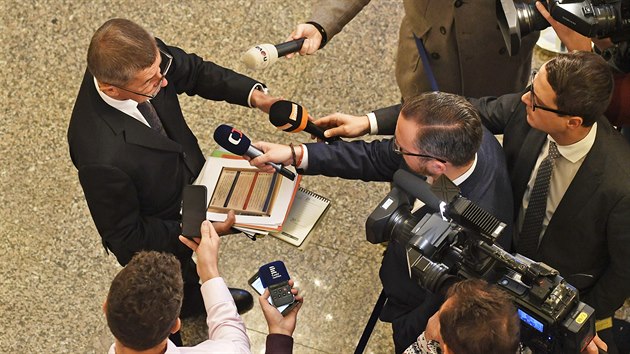 Premiér Andrej Babiš hovoří s novináři po mimořádném jednání Bezpečnostní rady státu kvůli koronaviru. (27. ledna 2020)