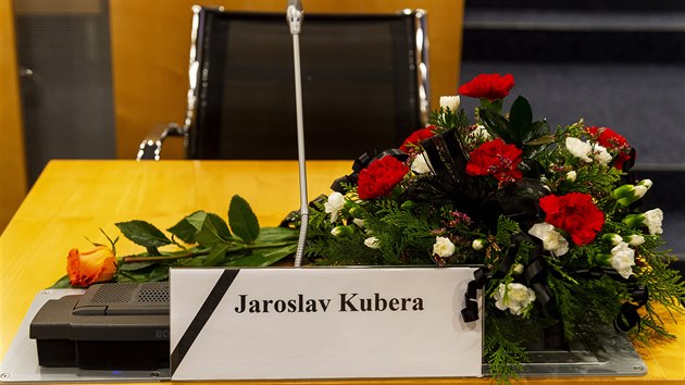 Msto, kde v krajskm zastupitelstvu sedval zesnul Jaroslav Kubera, zstalo przdn. Zastupitel steckho kraje uctili ped zahjenm zasedn jeho pamtku minutou ticha. (27. ledna 2020)