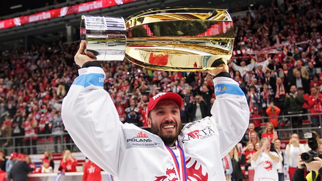 S Masarykovým pohárem pro vítěze extraligy se raduje brankář Třince Šimon Hrubec. Finále play off hokejové extraligy. (28. dubna 2019)