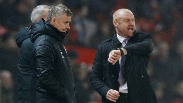 Ole Gunnar Solskjaer, kou Manchesteru United (vlevo) a Sean Dyche, trenr Burnley.