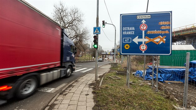 Nkte idii kamion nerespektuj dopravn znaky a pes zkazy m po novm seku D1 z Lipnku nad Bevou a do centra Perova.