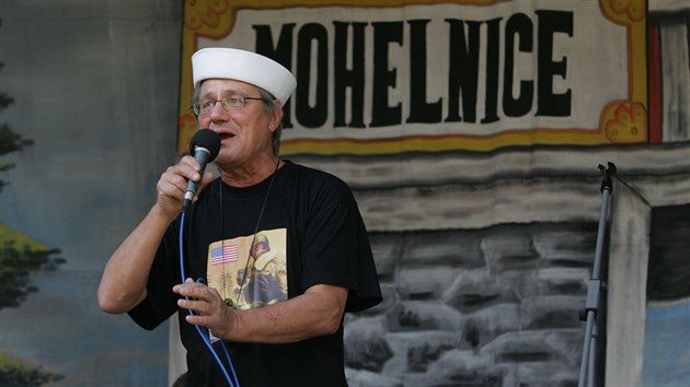 Jeden z archivnch snmk z Mohelnickho dostavnku. Tentokrt rok 2006 a hudebnk Honza Vytal a kapelou Greenhorns.