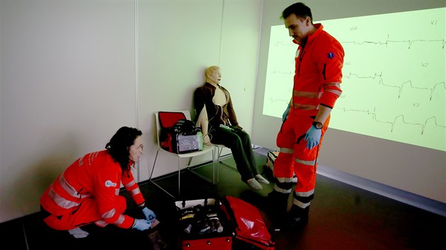 Celý zásah u pacienta natáčejí kamery, takže záchranáři si pak video můžou přehrát a poučit se z chyb.