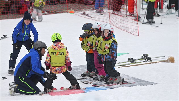 Pevn st je ze sportovnch kol. Jsou to pedagogov, studenti, u tady i eny na matesk dovolen.