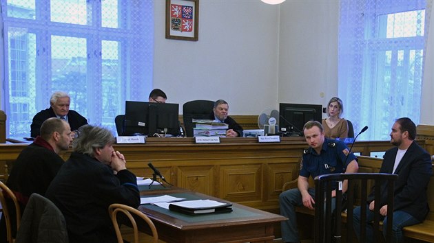 Obviněný Martin Vosyka (vpravo) sedí 22. ledna 2020 u Krajského soudu v Brně, který řešil kauzu vraždy obsluhy herny ve Žďáru nad Sázavou v červnu 2019.