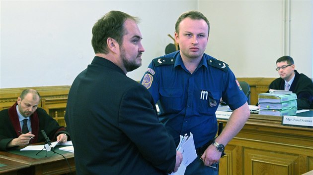 Obviněný Martin Vosyka (vlevo) přichází 22. ledna 2020 k jednání Krajského soudu v Brně, který řešil kauzu vraždy obsluhy herny ve Žďáru nad Sázavou v červnu 2019.
