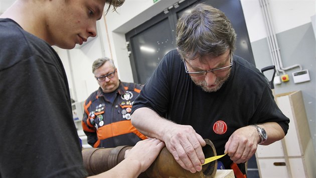 Jihlavsk� d�lmistr David Ko�ka (v pozad�) spolu se studenty stav� repliku zbran� zaveden� do v�le�nictv� husitsk�mi vojsky.